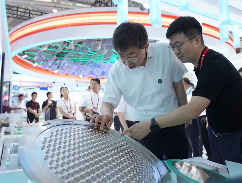 尊龙时凯团队受邀携氢能装备亮相兰洽会